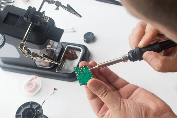 Bir lehim istasyonu ve diğer bileşenler kullanılarak lehimleme ile radyo panosunun onarımı