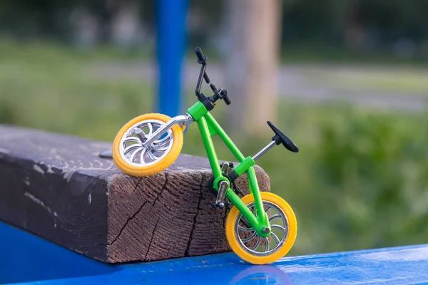 yeşil çerçeve ve sarı jantlar ile spor bisiklet kopyası