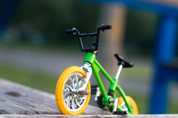 yeşil çerçeve ve sarı jantlar ile spor bisiklet kopyası