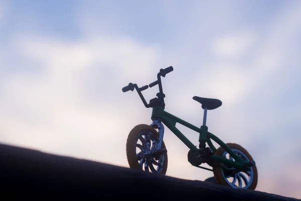 minyatür bir bisiklet anahat, o gün batımı ışınları yolda duruyor