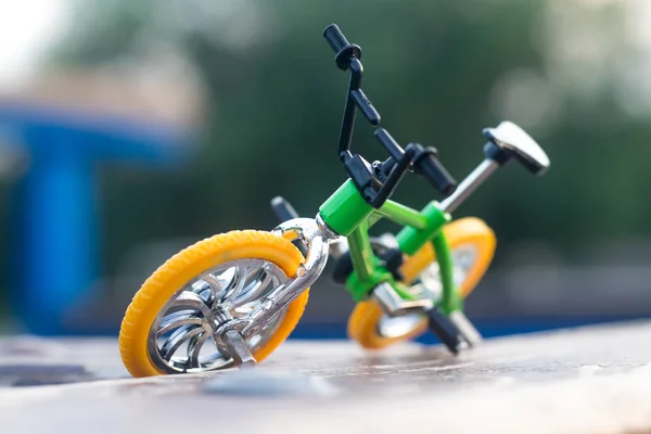 spor dağ bisikleti - bir günlük üzerinde yatan bir mini bisiklet kopyası