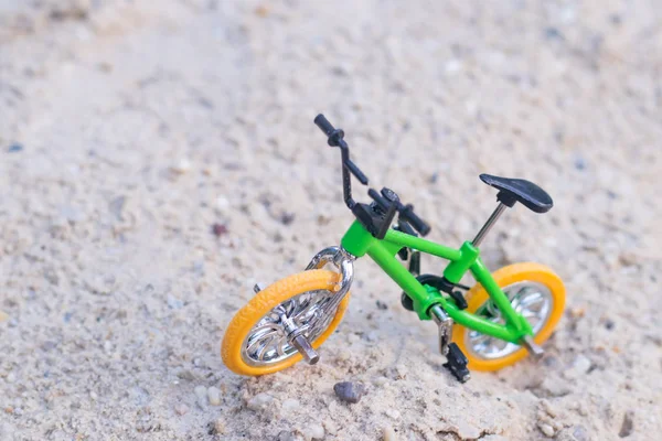 yeşil çerçeve ve sarı tekerlekler ile bir spor bisiklet minyatür kopyası