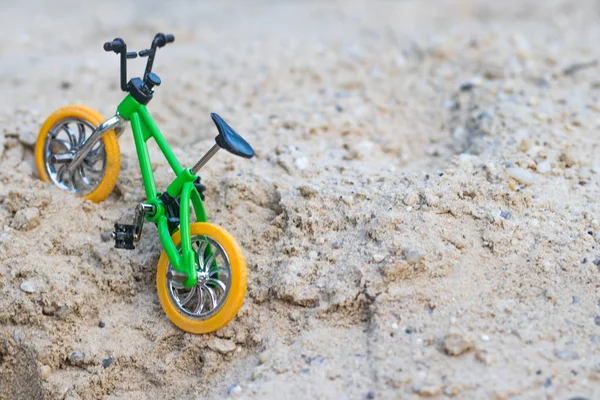 sarı tekerlekler ve yeşil bir çerçeve ile azaltılmış kopya hileler gerçekleştirmek için bisiklet