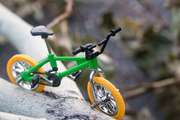 yeşil çerçeve ve sarı tekerlekler, bisiklet minyatür bir kopyası ile bir spor bisiklet kopyası