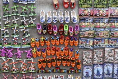 Amsterdam ve Hollanda, satış için görüntülenen birden fazla, renkli buzdolabı mıknatıslar