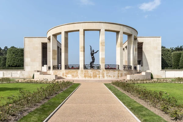 Spirit American Youth Rising Waves Statue American Cemetery Honoring Soldiers — Stock Photo, Image