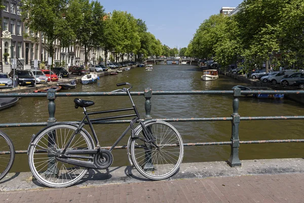 Een Enkele Fiets Leunend Tegen Een Reling Met Uitzicht Een — Stockfoto