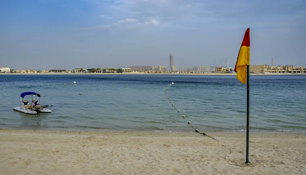 Una Bandera Seguridad Orilla Una Playa Tranquila Dubai Con Pequeño — Foto de Stock