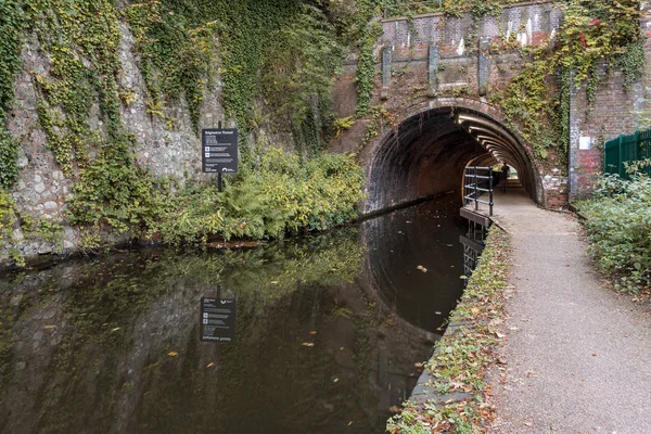 Edgbaston Tunnel Worcester Birmingham Canal England Día Está Quieto Agua — Foto de Stock