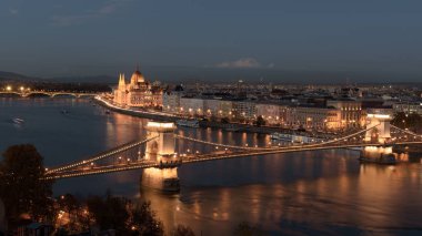 Macaristan Parlamentosu'nun ve zincir (Szechenyi Lanchid), üzerinde köprü nehir Tuna, Budapeşte, Macaristan, geceleri Panoraması