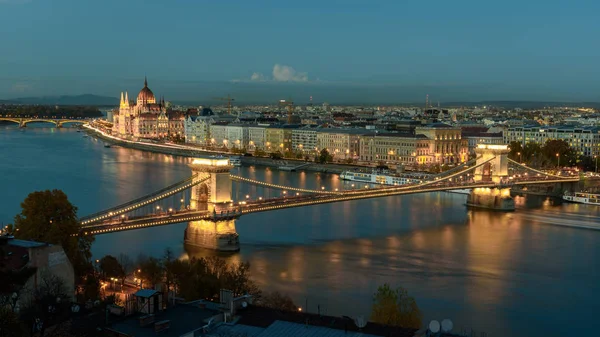 Panorama Des Ungarischen Parlaments Und Der Kettenbrücke Szechenyi Lanchid Über — Stockfoto