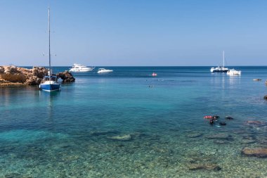  Bir yat ve diğer küçük deniz araçları, yaz aylarında Güney İspanya kıyılarında bir açık, aqua marine deniz üzerinde yüzen.