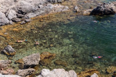 İspanya'nın berrak suları Yüzme snorkelers. Sahil şeridi rocky, bu yüzden bu mükemmel deniz yaşamı ve netlik sunuyor