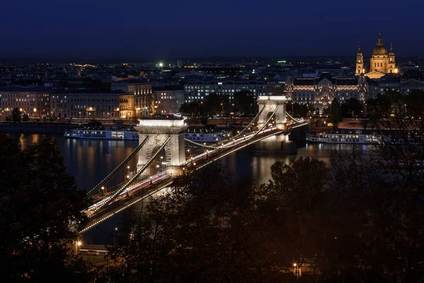 Szechenyi Chain Bridge Budapest Lit Night Time Stephen Basilica Background — Stock Photo, Image