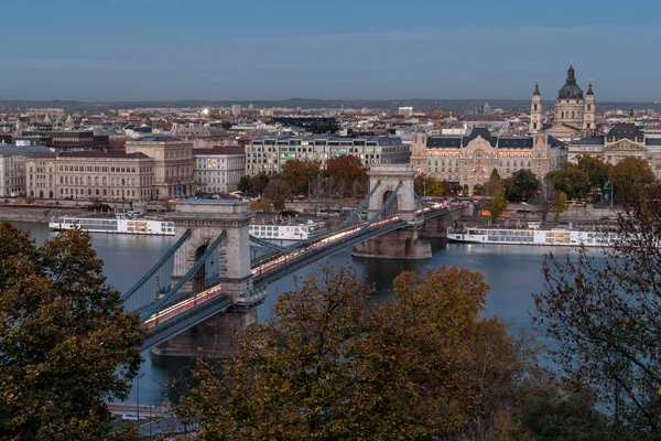 Szechenyi Chain Bridge Budapest Early Evening Stephen Basilica Background — Stock Photo, Image