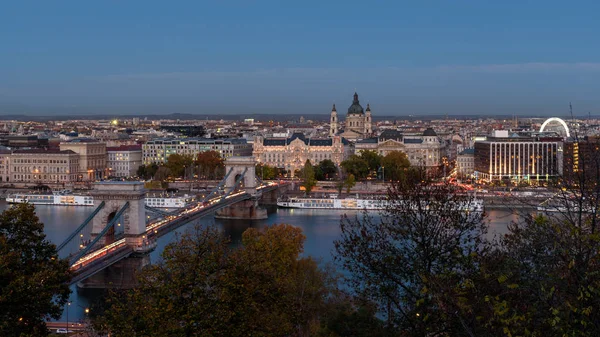 Szechenyi Kedjebron Budapest Tidigt Kvällen Med Stefanskyrkan Bakgrunden — Stockfoto