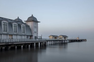 Güney Galler kıyısında Cardiff yakınlarındaki Penarth İskelesi'nin viktorya dönemi mimarisi. Uzun deklanşör hızı sayesinde deniz pürüzsüzdür.