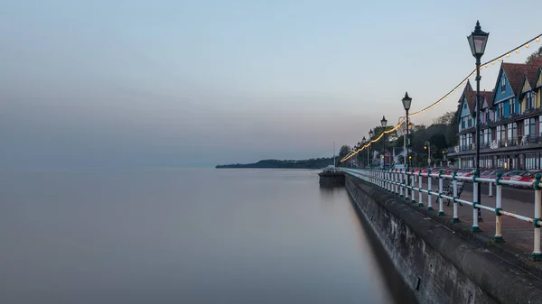 Penarth sahili, Güney Galler sahilindeCardiff yakınlarında. Akşam oldu ve gelgit başladı. Uzun deklanşör hızı sayesinde deniz pürüzsüzdür.