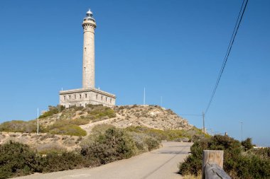 Cabo de Palos, Cartagena, Murcia Özerk Bölgesi içinde İspanyol belediyesinde cape deniz feneri. Mevsim yaz ve gökyüzü mavi derin
