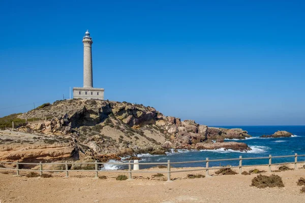 Cabo de Palos, Cartagena, Murcia Özerk Bölgesi içinde İspanyol belediyesinde cape deniz feneri. Mevsim yaz ve gökyüzü mavi derin