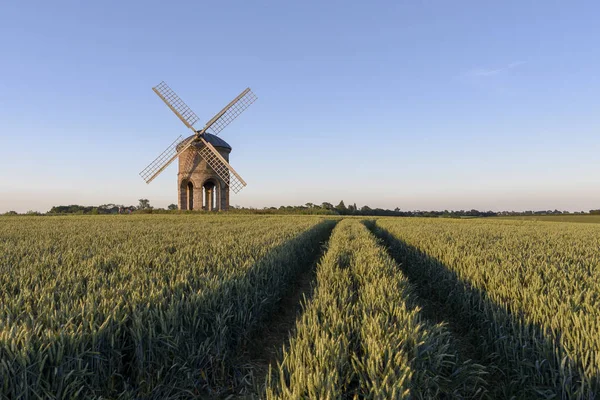  Chesterton Windmill, Leayington Spa, Warwickshire, Ingiltere yakınlarında. Yel değirmeni bir buğday alanının ortasında yer almaktadır