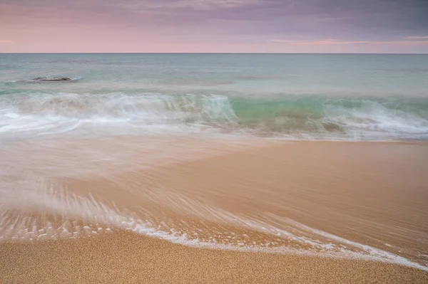 Ondas Uma Praia Mediterrânea Nascer Sol — Fotografia de Stock