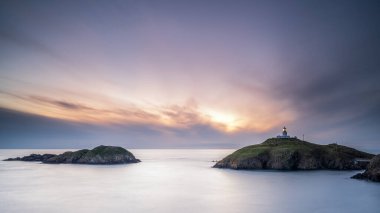 Strumble Baş Feneri, Pembrokeshire, gün batımında.