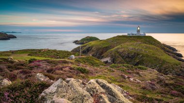Strumble Baş Feneri, Pembrokeshire, gün batımında.