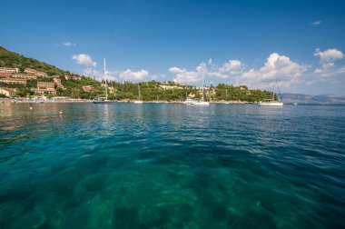 Yunanistan 'ın Korfu kentindeki Kalami Körfezi' nin berrak suları, güneşli bir yaz gününde