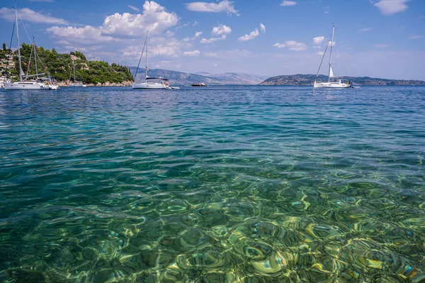 Yunanistan 'ın Korfu kentindeki Kalami Körfezi' nin berrak suları, güneşli bir yaz gününde
