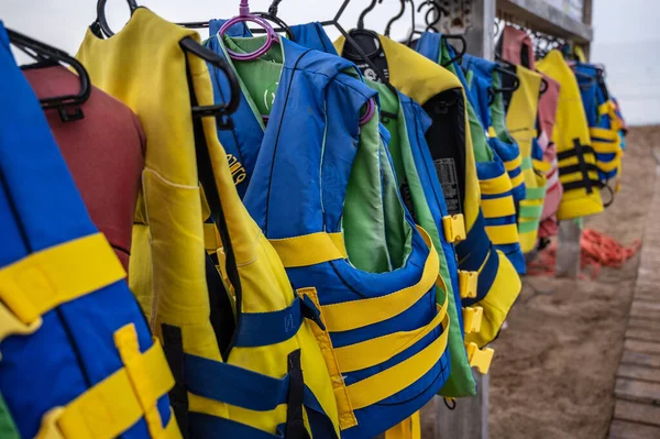 Fila Chalecos Salvavidas Una Playa Listo Para Alquiler — Foto de Stock