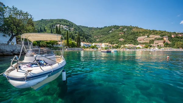 Las Aguas Cristalinas Bahía Kalami Corfú Grecia Brillante Día Verano Imagen De Stock