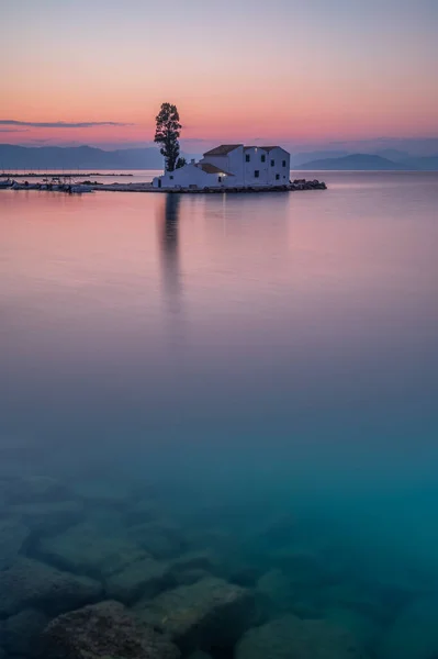 Vlacherna Biara Corfu Yunani Saat Matahari Terbit Dengan Air Jernih — Stok Foto