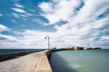 San Sebastin Kalesi, İspanya 'nın Kadiz şehrinde bir zamanlar Kronos Tapınağı' nın olduğu taştan bir kale. Cdiz Castillo de San Sebastian 1985 'te kültürel dönüm noktası ilan edildi..