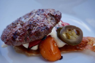 Ekmek olmadan bir gurme kaydırıcıyı closeup-bir No-karbonhidrat Burger zeka