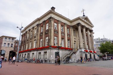 Groningen, Groningen Province, Hollanda: 7/11/2018-Gementee Groningen (Groningen şehir) eski Belediye Binası. Neo-klasik mimari. Grote Markt 'ta Avrupa Binası (büyük piyasa).