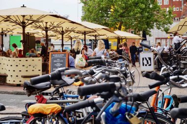 Groningen, Groningen Province, Hollanda: 7/11/2018-yürüme mesafesinde kafe masalar ve şemsiyeler ile bir Hollandalı Merkez (şehir merkezi) bisiklet closeup.