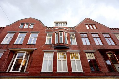 Groningen, Groningen Province, Hollanda-7/28/2018-Brugstraat üzerinde tuğla bina cephe. Geleneği modern varyasyonları ile güzel Hollanda mimarisi.