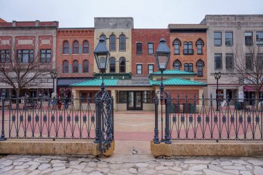 Springfield, Illinois, sokak lambaları ve ön planda demir kapı ile renkli tarihi binalar.