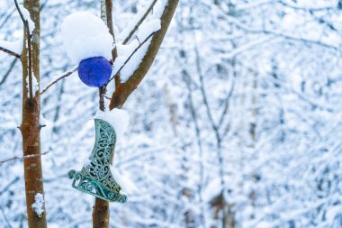 Bir kar fırtınası sonra karlı bir ormanda bir ağaca asılı Noel süsleri, tasvir, kış zamanı, soğuk hava, Noel, tatil ve Kış Wonderland.