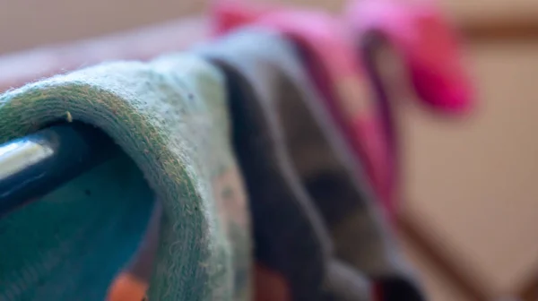 Macro detalle de calcetín de tobillo tejido de cerca, secado en una lavandería r — Foto de Stock