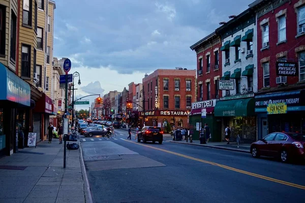 Greenpoint, Brooklyn, Ny - 08/3/2018: trafik ışıkları, binalar, arabalar, sokak lambaları ile alacakaranlıkta şehir sokak görünümü.