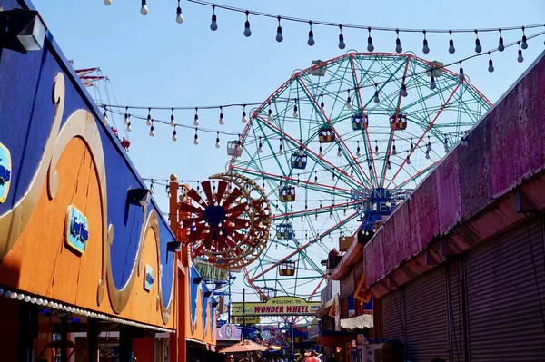 Coney Island, NY, 08/5/2018: Ferris wheel and string lights at a New York carnival attraction, in the summer, outdoors. — Stock Photo, Image