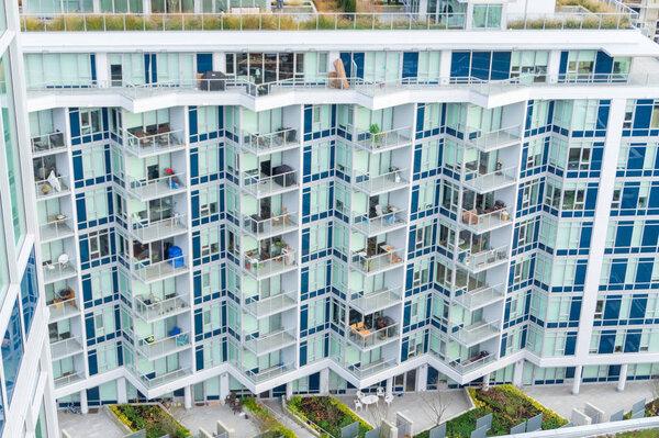 River District condos in a low-rise with roof-top garden, side view, with new building construction in background. Ванкувер, Британская Колумбия 2 декабря 2018 года
.