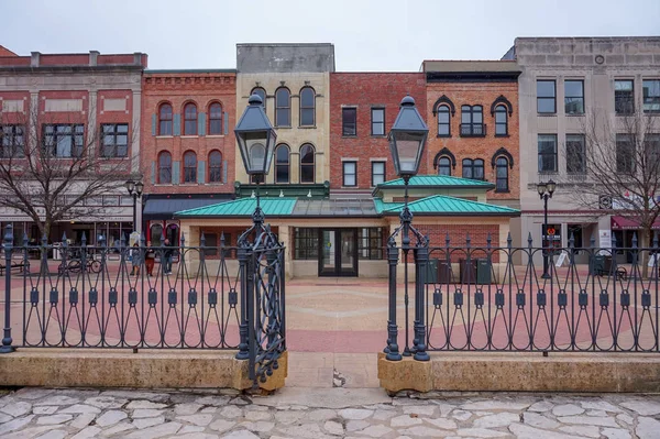 Bâtiments historiques colorés à Springfield, Illinois, avec des lampadaires et une porte en fer au premier plan . — Photo
