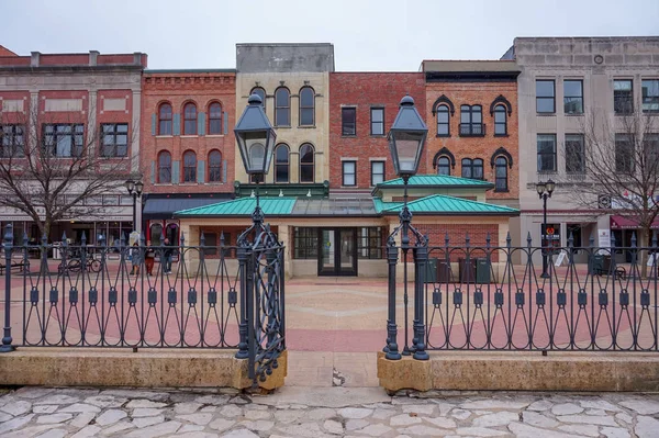Springfield, Illinois, sokak lambaları ve ön planda demir kapı ile renkli tarihi binalar.