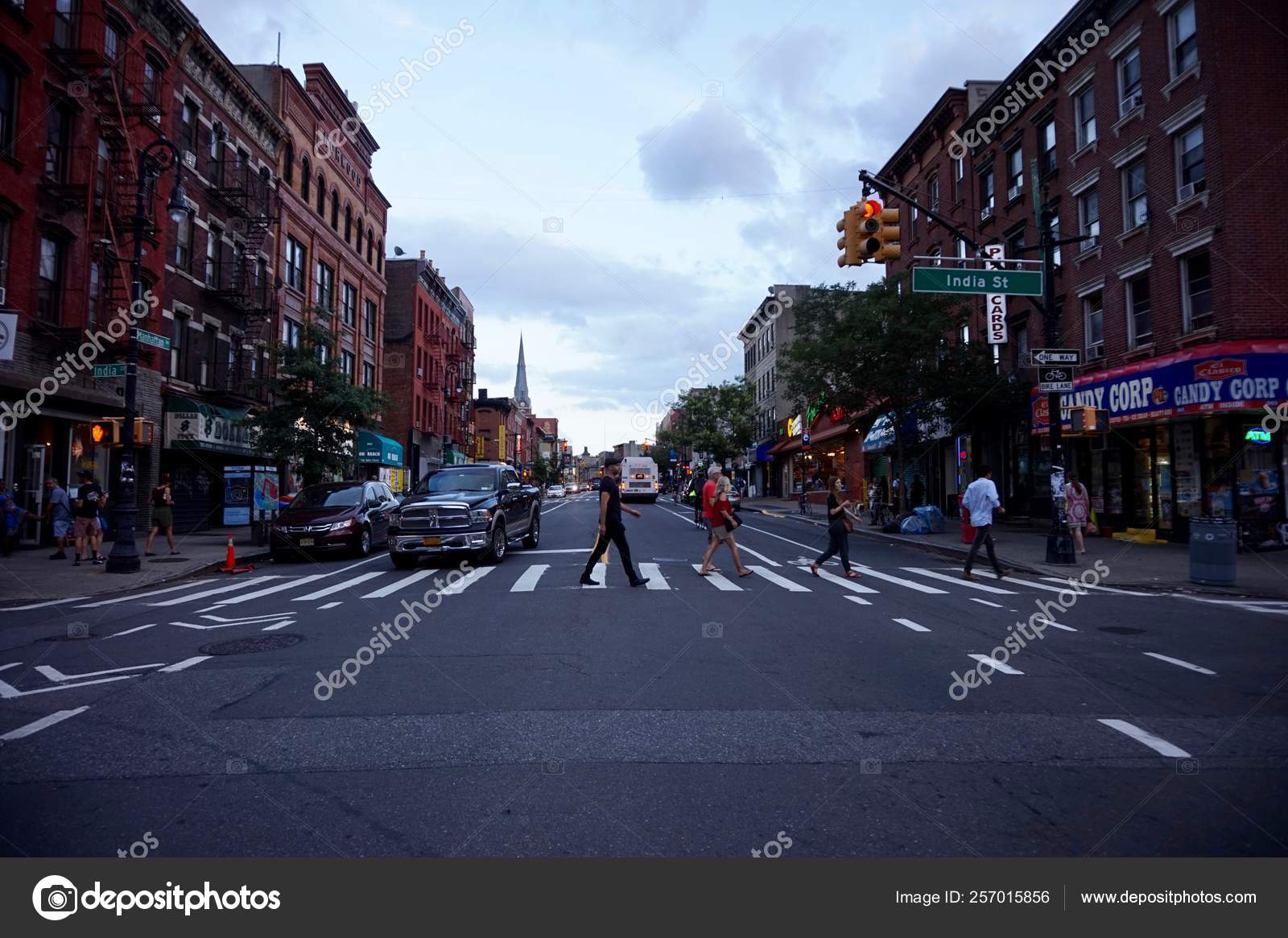 Tráfego De Hora De Rusga Na Expressão Das Queens Do Brooklyn Em Nova Iorque  Com Fundo Solar Imagem de Stock - Imagem de dirigir, viajante: 149316973