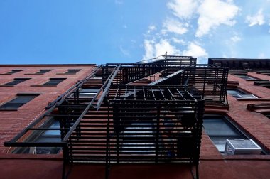 Brooklyn, New York'ta tuğla binanın dış metal yangın merdivenmerdivenleri