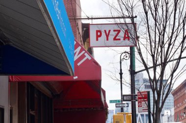 Nassau Ave., Greenpoint, Brooklyn, Ny - 31.7.2018 - Pyza işareti, New York'ta bir göçmen mahallede Polonya restoran.