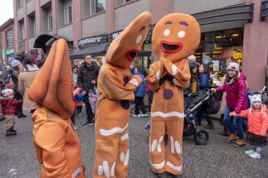 Vancouver, BC, Kanada-11/25/18: Gingerbread kostüm insanlar dans ve bir şehir sokakta hareket, Vancouver Yaletown Candytown sırasında, M.Ö., Noel zamanında.